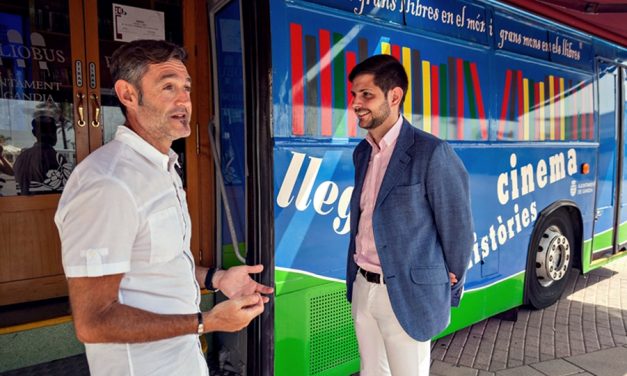 En marxa el servei de Bibliobús a la platja de Gandia