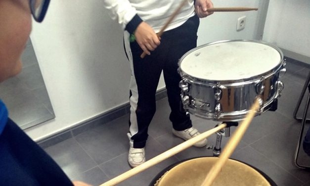 L’Escola de Música Mestre Villar de Ròtova ofereix un taller de percussió