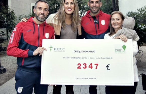 Donación triatleta a AECC Gandia