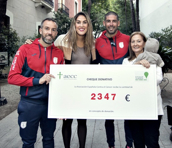 Donación triatleta a AECC Gandia