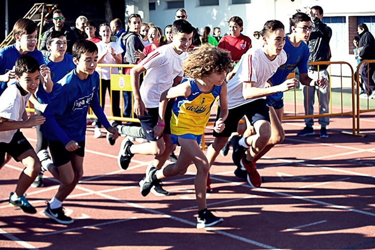 Más de 400 niños participaron  en Gandia en la prueba escolar de campo  a través organizada por el CA Safor Teika
