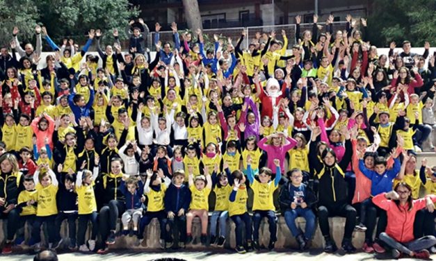 Papá Noel visitó a los niños  de la escuela de atletismo de Gandia